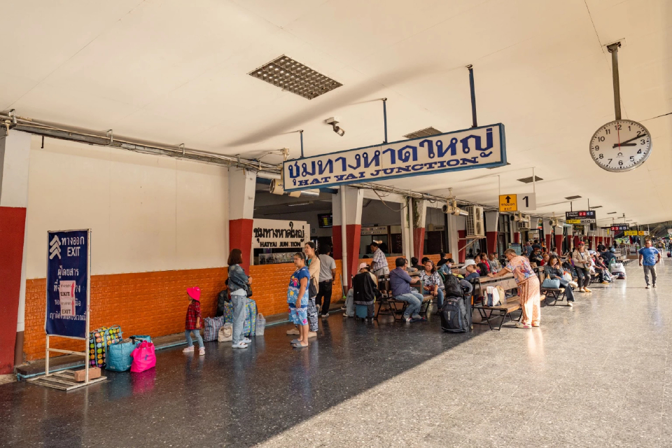 ‘น้ำท่วมภาคใต้’ ซัดท่องเที่ยว ‘ททท.’ เตรียมหารือมาตรการเยียวยาผู้ประกอบการ อุ้มตลาดช่วงปลายปี