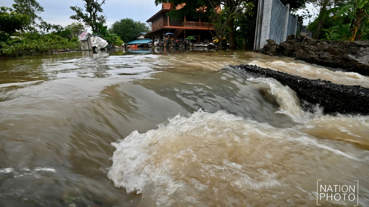 คันกั้นน้ำแตก อยุธยาอ่วม น้ำเจ้าพระยาทะลักท่วม เตือนที่ลุ่มต่ำยกของขึ้นที่สูง