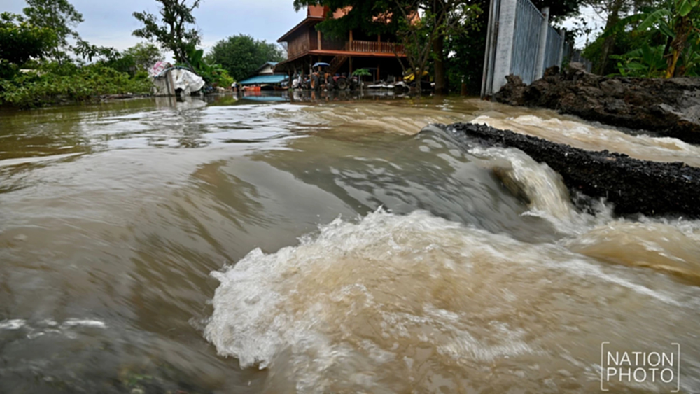 คันกั้นน้ำแตก อยุธยาอ่วม น้ำเจ้าพระยาทะลักท่วม เตือนที่ลุ่มต่ำยกของขึ้นที่สูง