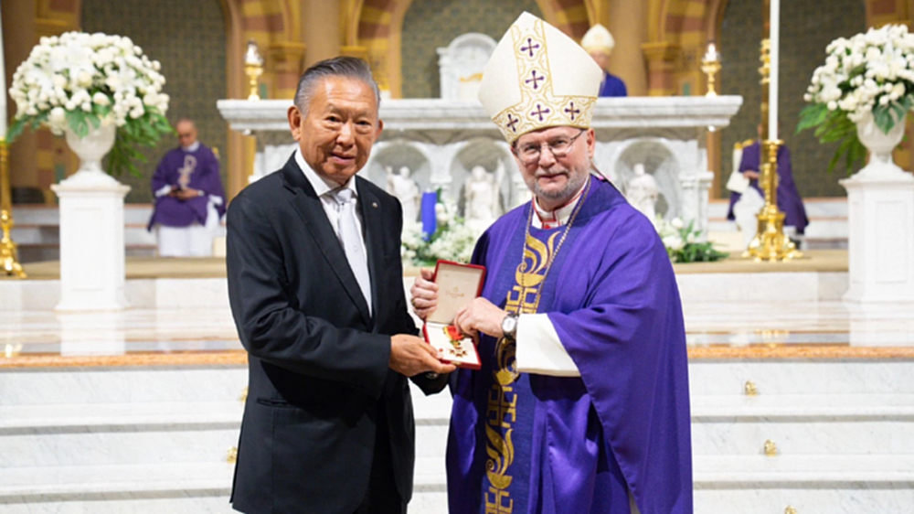 สมเด็จพระสันตะปาปาฯ พระราชทานเครื่องอิสริยาภรณ์ ให้แก่ ดร.พรเทพ พรประภา