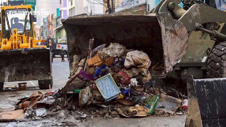 กองขยะหลังน้ำลด อันตรายต่อระบบหายใจ เช็กกลุ่มเสี่ยง วิธีป้องกัน