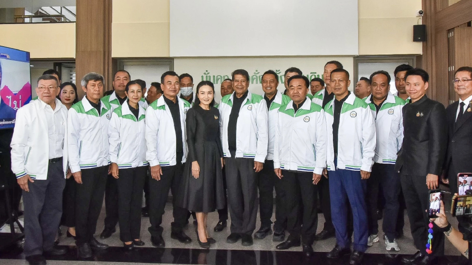 ‘ก๊วนเฉลิมชัย’ มาตามนัด ซบ ‘กล้าธรรม’ นฤมล ลั่น จัดเต็ม ไม่หลบใคร