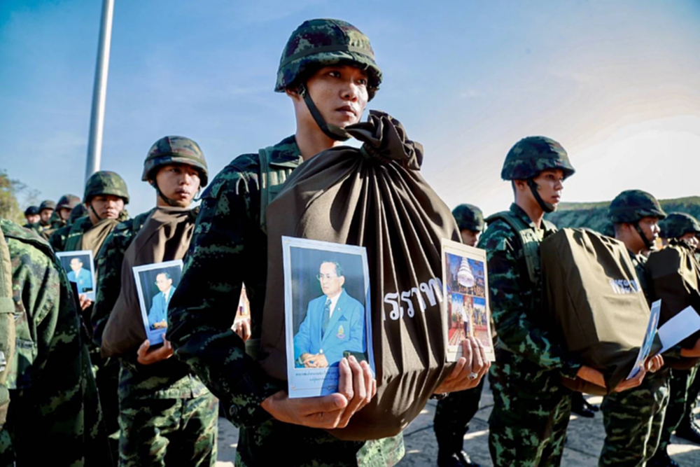 องคมนตรี เชิญสิ่งของพระราชทานปีใหม่ ให้แก่ 'กองกำลังบูรพา'