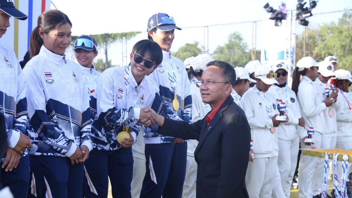 ‘สมศักดิ์’ มอบเหรียญทอง ‘คริกเก็ต’ หญิงไทยซีเกมส์ เอาชนะมาเลเซีย