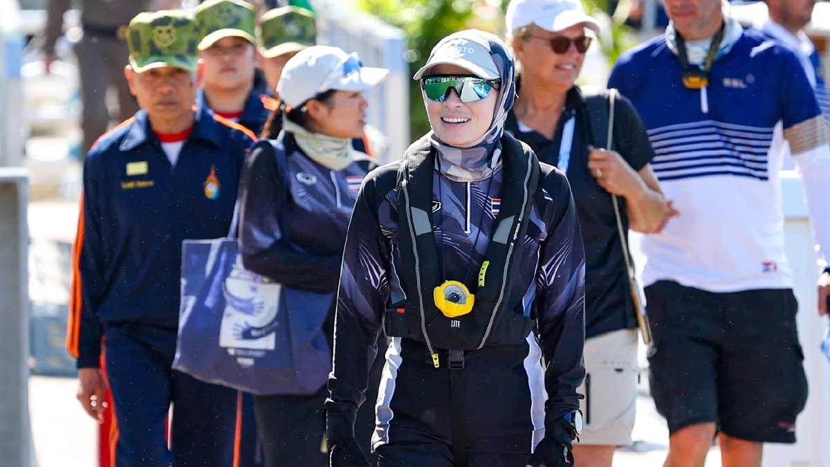 'พระราชินี' ทรงนำทีมเรือใบลงแข่งวันที่ 2 หลังทรงพาทีมชาติไทยชนะ