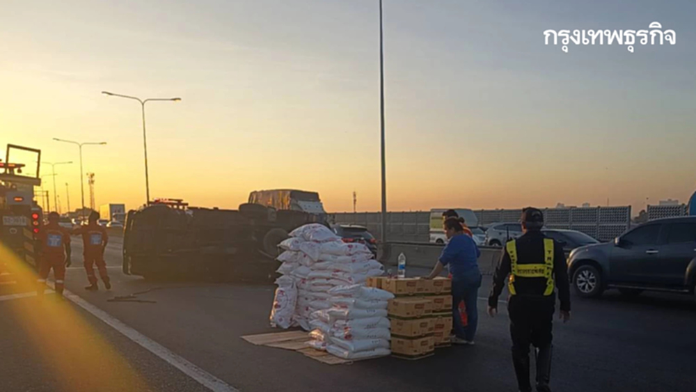 รถติดยาวเช้านี้ ทางพิเศษกาญจนาภิเษก กม.12 รถบรรทุกคว่ำขวางทาง