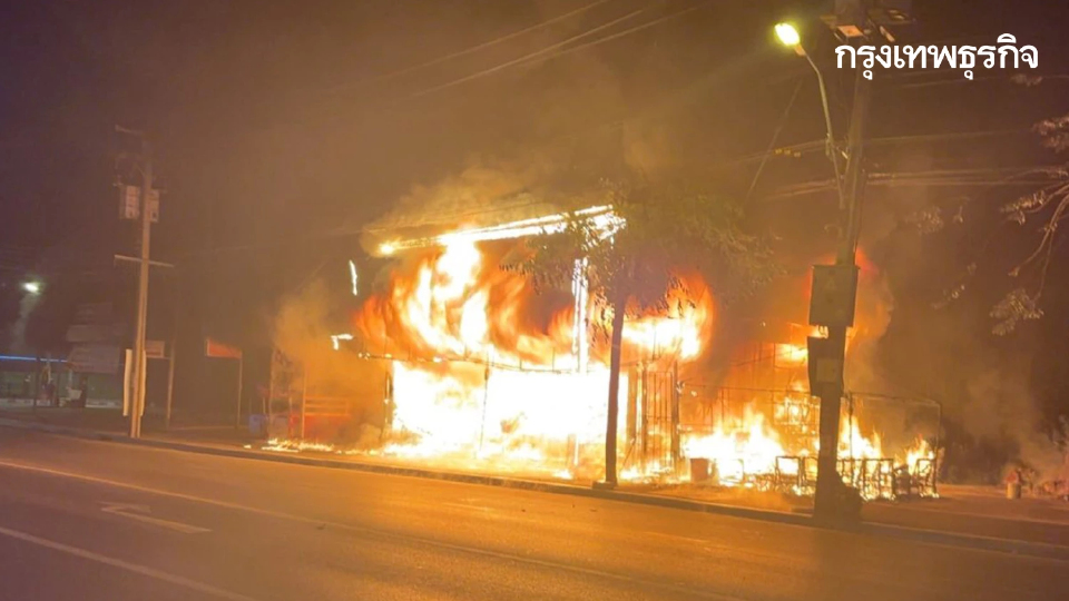 ไฟไหม้ร้านเฟอร์นิเจอร์ ซอยวัชรพล 18 หนีตายวุ่น กระโดดตึกเจ็บ 3 ราย