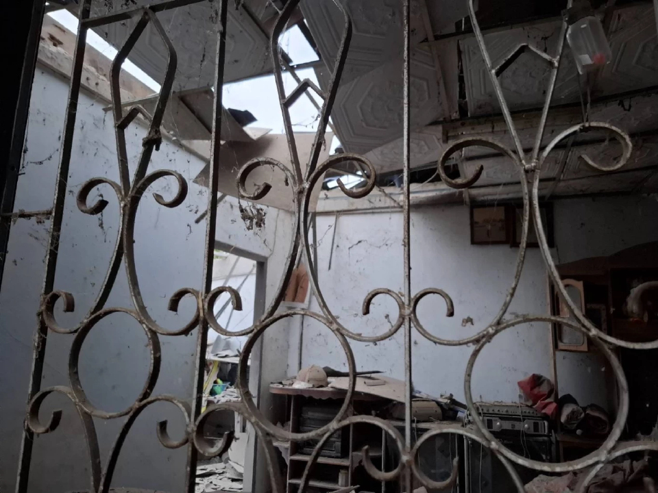 เปิดภาพ กัมพูชา ยิงปืนใหญ่ ตกใส่บ้านคนไทย เสียหาย 2 หลัง