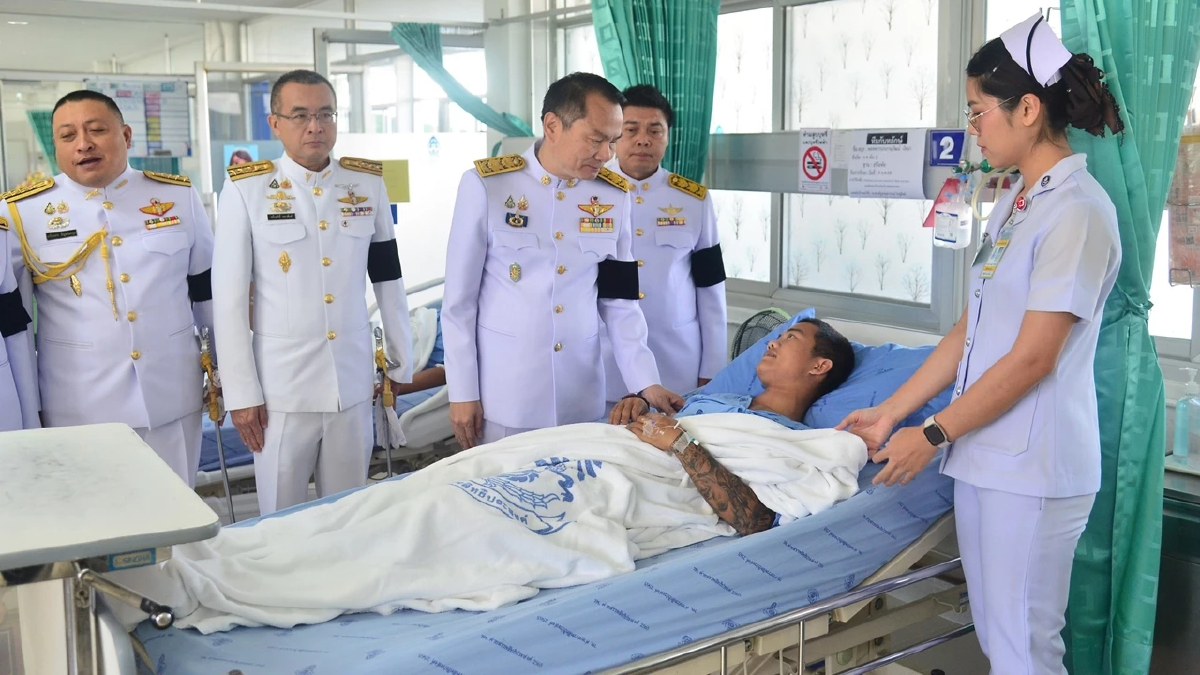 โปรดเกล้าฯ ผวจ.อุบล เยี่ยม 11 นายทหาร บาดเจ็บเหตุปะทะชายแดนไทย-กัมพูชา