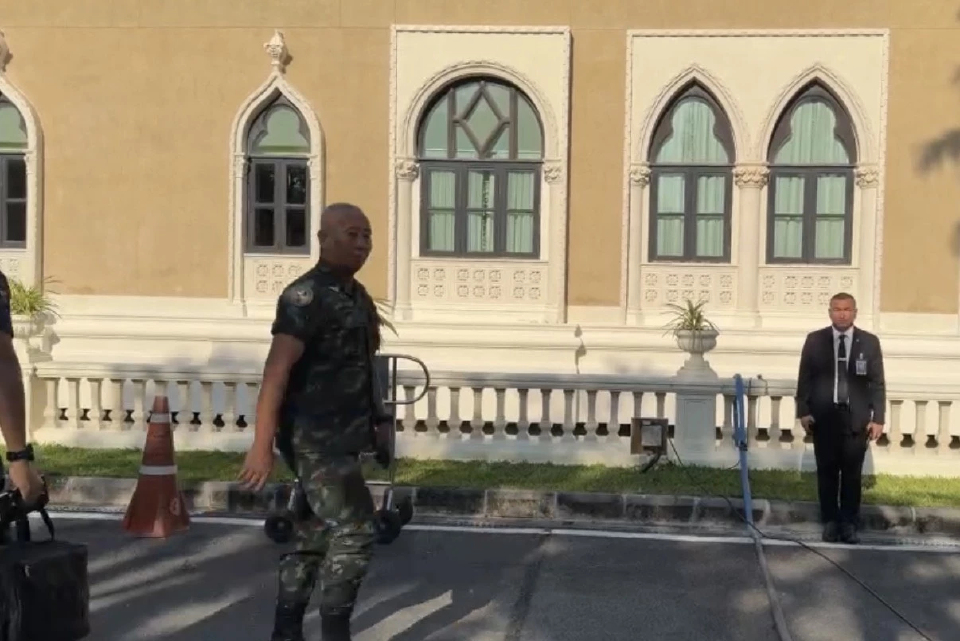 ผบ.ทบ.หน้าเครียด เข้าทำเนียบร่วมประชุมนายกฯ หลัง ทหารดับ 1 เจ็บ 4