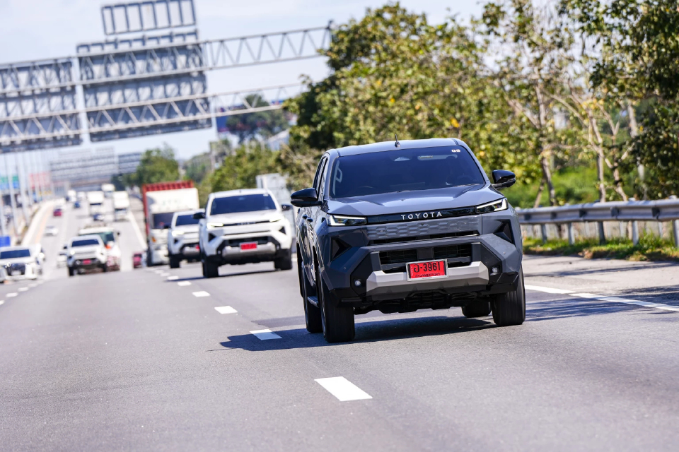 'โตโยต้า ไฮลักซ์ ทราโว่-อี'  ทางเรียบนิ่ง ออฟโรดลุยได้ไม่ยาก 