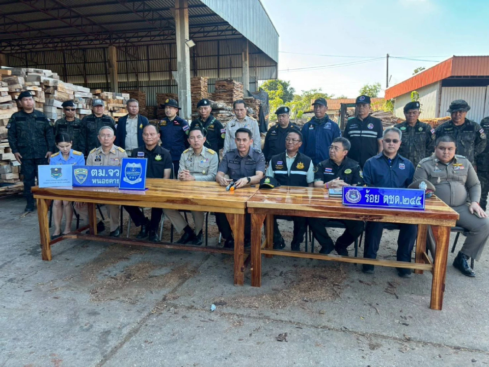 ยึดไม้ลักลอบตัดจากเขตอุทยานแห่งชาติ คาโรงไม้ มูลค่า 300 ล้าน