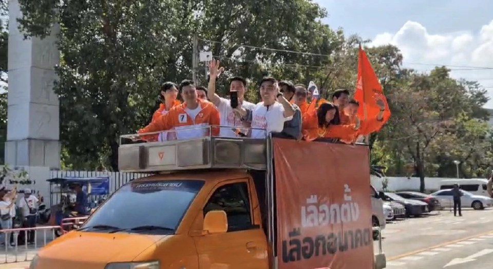 'เท้ง' นำทัพรถแห่ส้ม ปลายทางอนุสาวรีย์ ปชต.ปักหมุดเชิงสัญลักษณ์