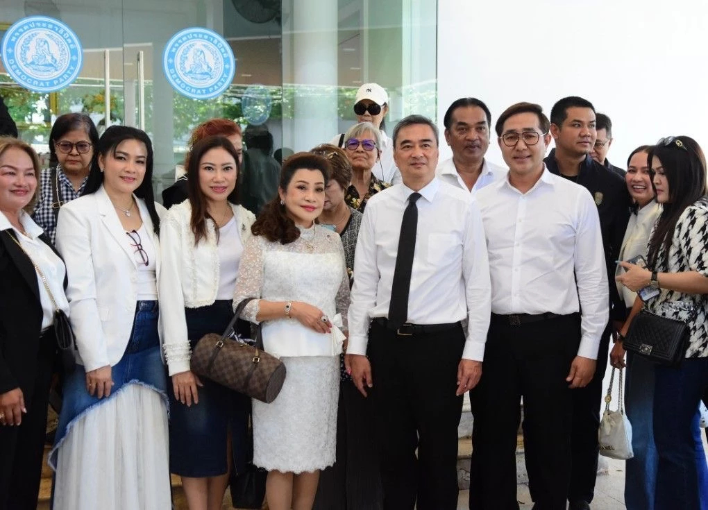 ‘พยุงศักดิ์’พาผู้ประกอบการ พบหัวหน้าปชป. ให้กำลังใจชาวหาดใหญ่ฝ่าวิกฤติ