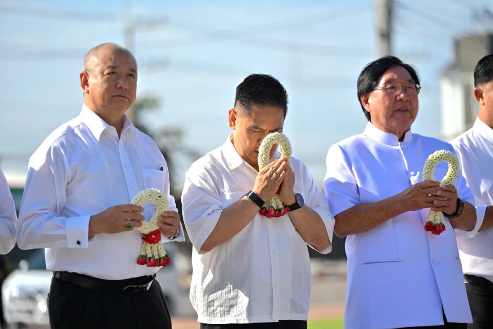 'วราวุธ' นำอดีตสส.ชทพ. ขอขมา รูปปั้นบรรหาร ก่อนซบ 'ภท.'พรุ่งนี้