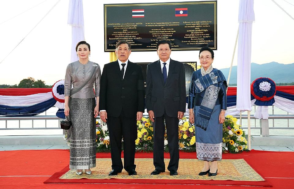 'ในหลวง-พระราชินี' เสด็จฯ เปิดสะพานมิตรภาพไทย-ลาว แห่งที่ 5 จังหวัดบึงกาฬ