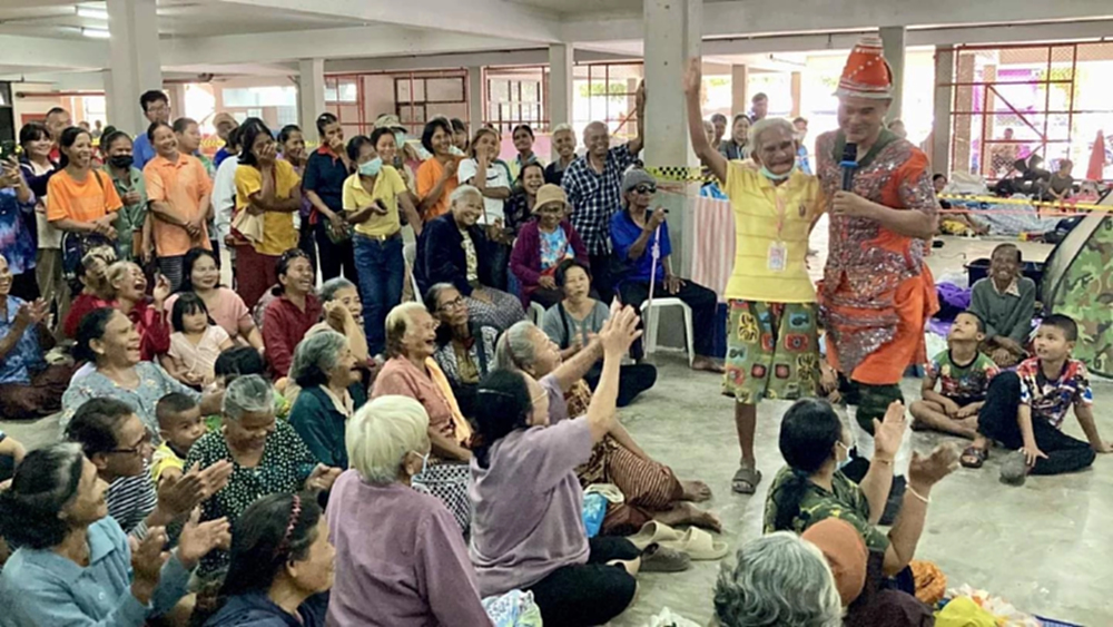 เสียงหัวเราะ รอยยิ้มผู้อพยพ เหตุปะทะชายแดนไทย-กัมพูชา