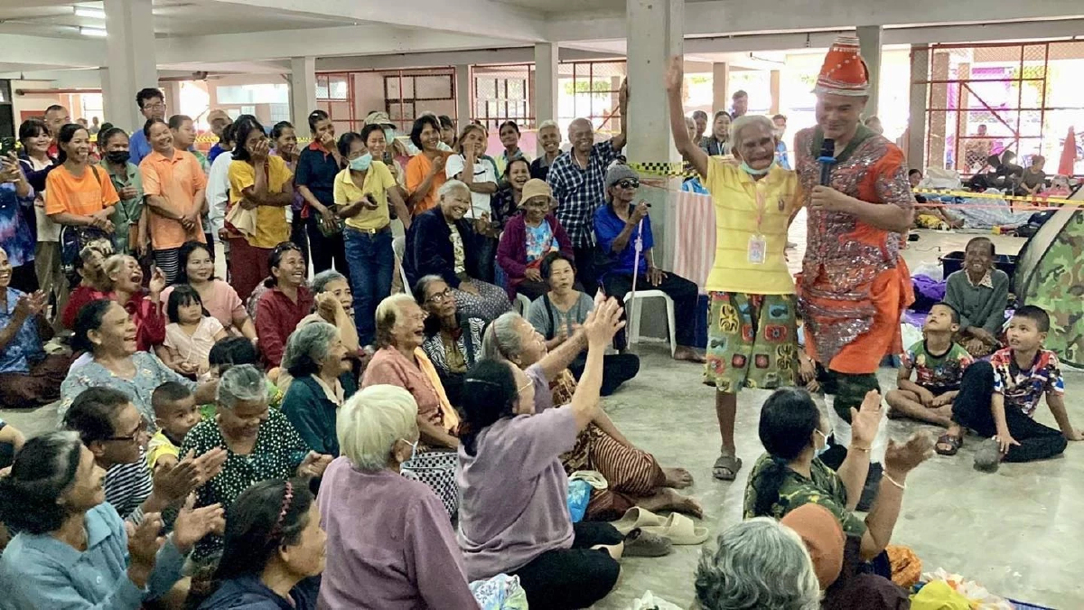 เสียงหัวเราะ รอยยิ้มผู้อพยพ เหตุปะทะชายแดนไทย-กัมพูชา