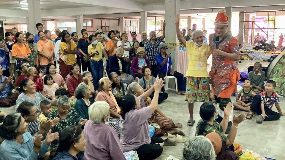 เสียงหัวเราะ รอยยิ้มผู้อพยพ เหตุปะทะชายแดนไทย-กัมพูชา