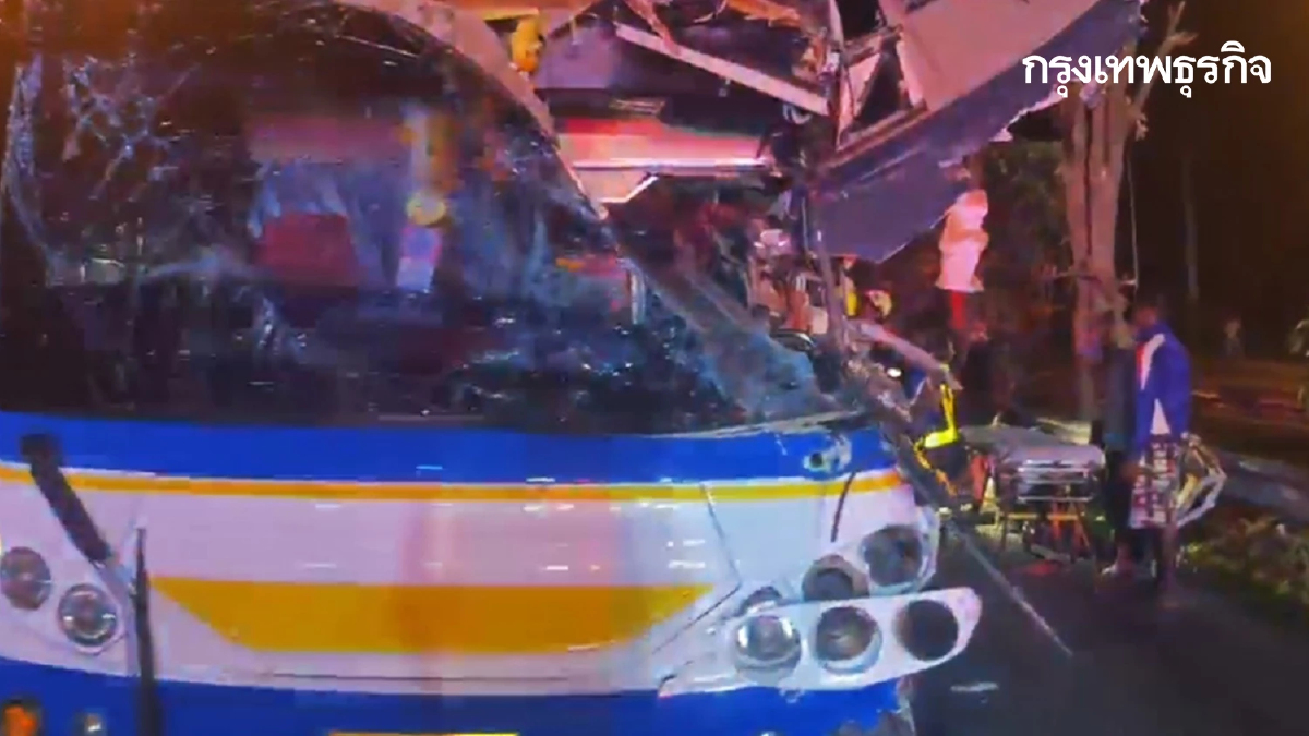 ด่วน! รถบรรทุกชนรถทัวร์โดยสาร พังยับ บนถนนเพชรเกษม เจ็บระนาว 11 คน