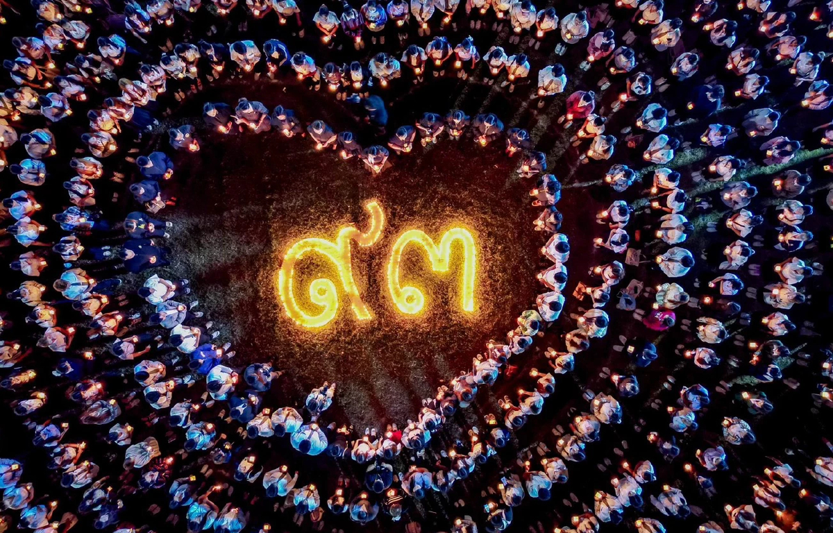 มมส จุดเทียนแปรอักษร น้อมรำลึก รัชกาลที่ 9 - สมเด็จพระพันปีหลวง