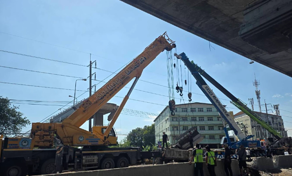 เร่งรื้อคานสะพานลอย หลังรถบรรทุกชนพังยับ คาดเปิดจราจรเย็นนี้!