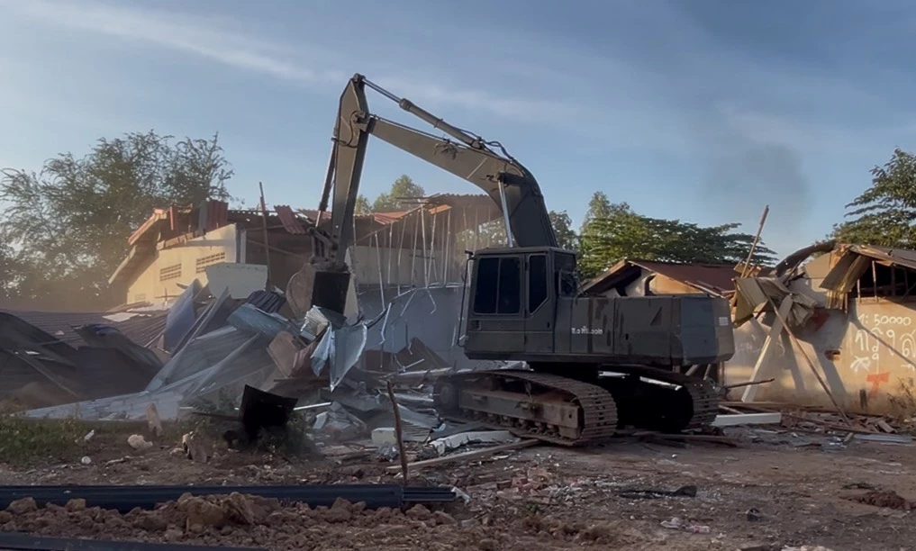 ทุบแล้ว! บ้านกำนันลี ผู้ทรงอิทธิพลกัมพูชา ที่บ้านหนองจาน ของขวัญปีใหม่คนไทย