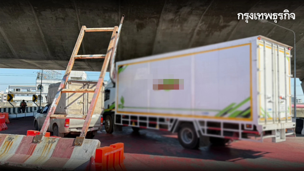 ด่วน รถบรรทุกพุ่งชนคานกั้นความสูง สะพานกลับรถ กม.7 ถนนบางนา-ตราด