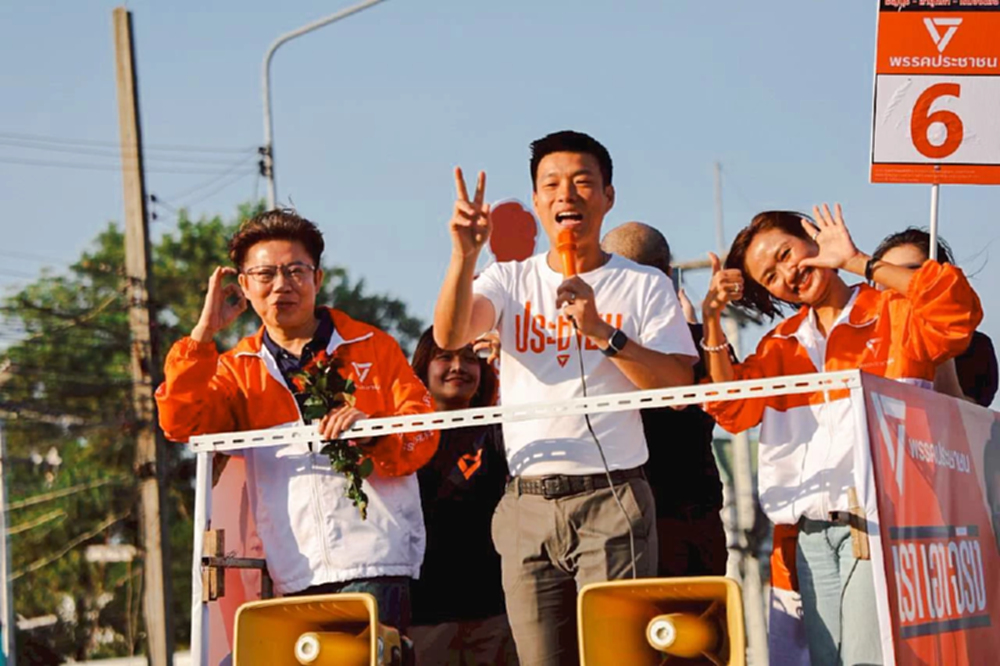 'ณัฐพงษ์' ลุยปทุมฯ พาผู้สมัครหาเสียง อ้อนปักธงส้ม บริหารประเทศ