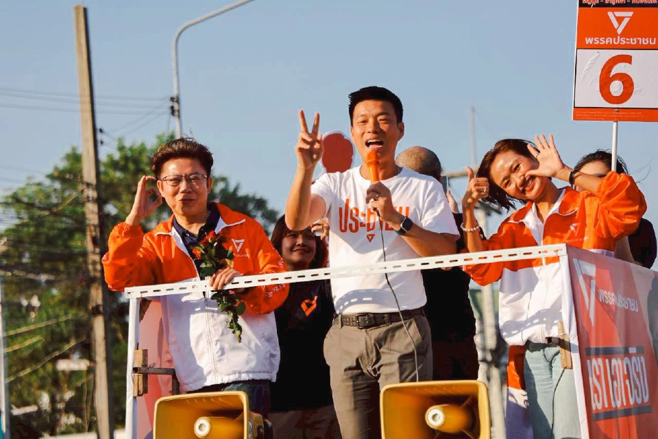'ณัฐพงษ์' ลุยปทุมฯ พาผู้สมัครหาเสียง อ้อนปักธงส้ม บริหารประเทศ
