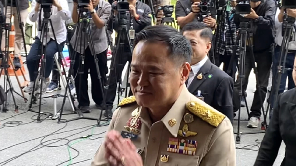 ‘อนุทิน’ ชูกำปั้น บอกสู้ๆ ถึงสถานการณ์ชายแดน ‘กัมพูชา’