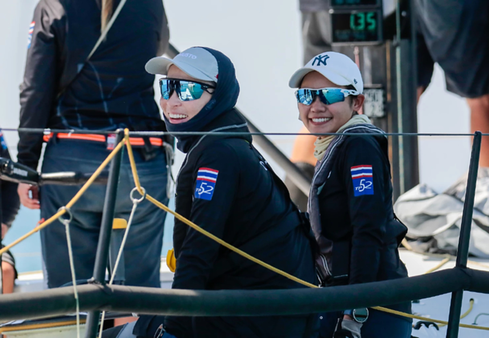 พระราชินี ทรงนำทีมเรือใบวายุ เข้าเส้นชัยเป็นอันดับ 1 ของเรซที่ 2