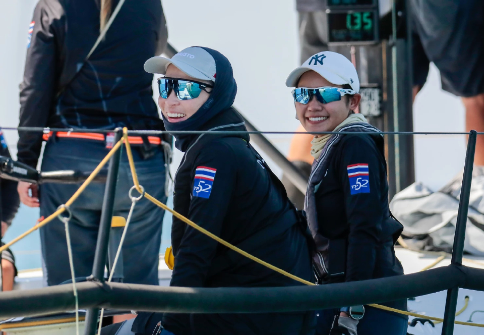 พระราชินี ทรงนำทีมเรือใบวายุ เข้าเส้นชัยเป็นอันดับ 1 ของเรซที่ 2