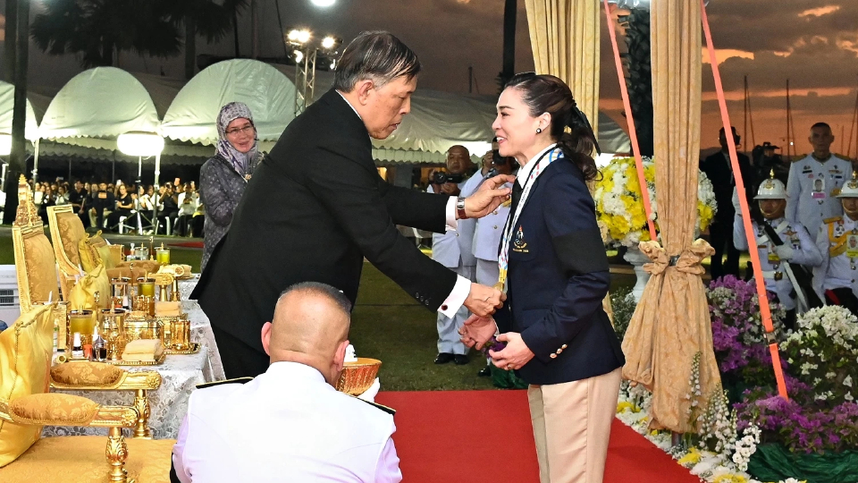 'ในหลวง' พระราชทานเหรียญทอง การแข่งขันกีฬาเรือใบ ซีเกมส์ ครั้งที่ 33 แด่ 'พระราชินี'