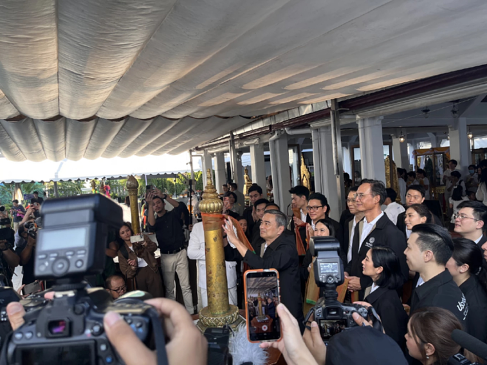 'อภิสิทธิ์'นำว่าที่ผู้สมัคร สส.กทม.33เขต บวงสรวงศาลหลักเมือง