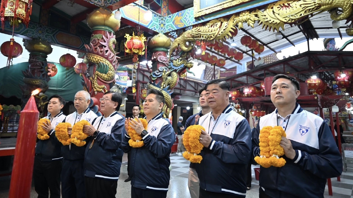 ‘วราวุธ’ นำผู้สมัคร สส.สุพรรณฯ ภท. ไหว้สิ่งศักดิ์สิทธิ์ ก่อนสมัครเลือกตั้ง
