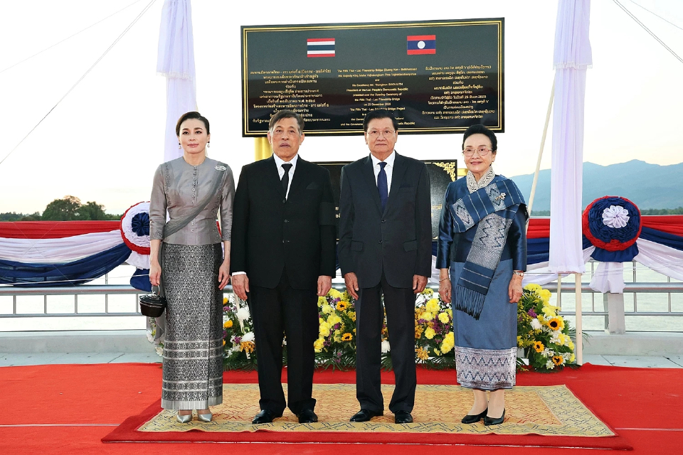 'ในหลวง-พระราชินี' เสด็จฯ เปิดสะพานมิตรภาพไทย-ลาว แห่งที่ 5 จังหวัดบึงกาฬ