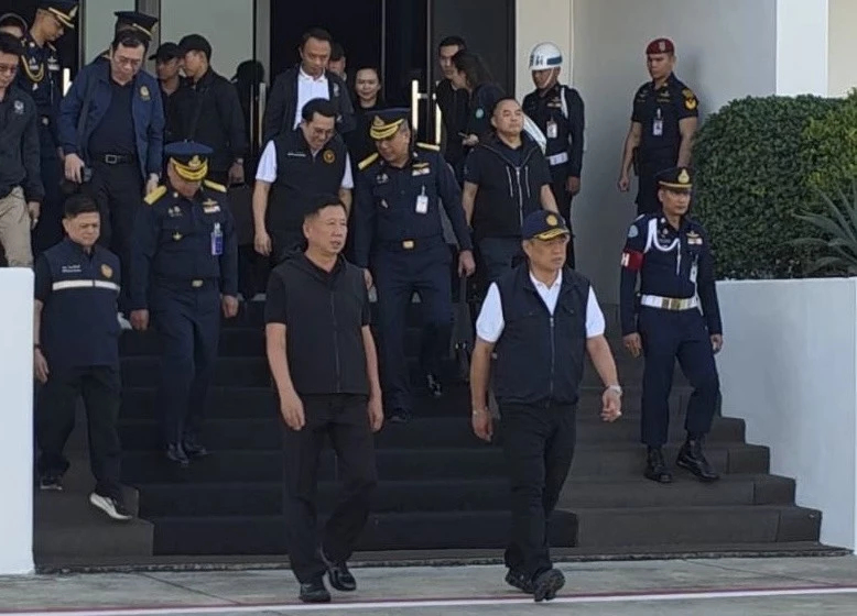 'นายกฯ' บินหาดใหญ่ บิ๊กคลีนนิ่งหลังน้ำลด ปัดตอบ นายก อบจ.สงขลา ด้อยค่า อส.