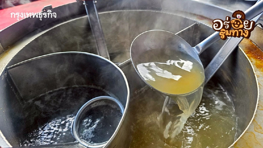 ‘แซว แฮปปี้แลนด์’ อร่อยมา 40 ปี มีดีที่ ‘น้ำซุป’ เฮียตี๋ พร้อมบริการ