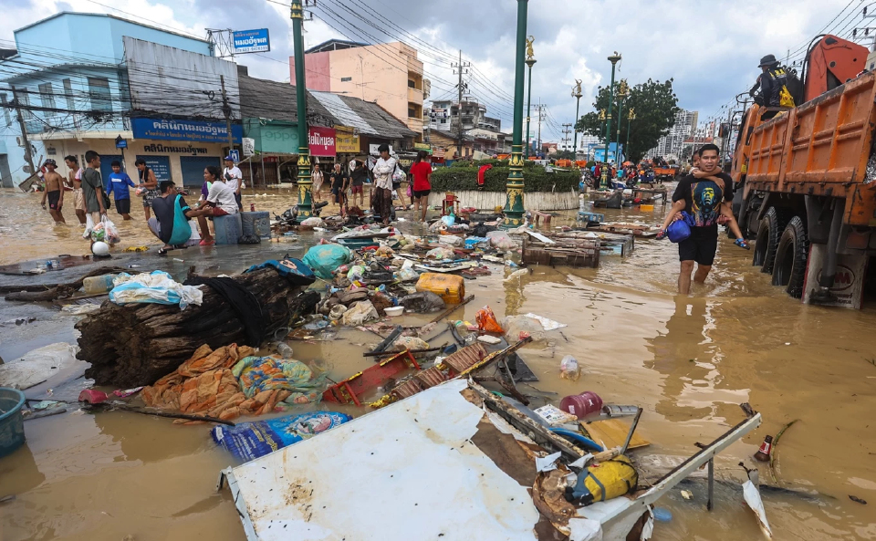 นักวิชาการ มธ. ชง แผน 3 ระยะ แก้ซากขยะหลังน้ำลด ป้องกันสารเคมีลงดิน