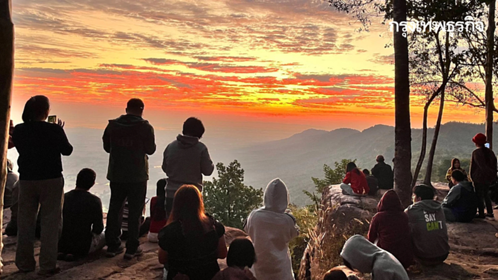 เปิดภาพ 'ผาชมตะวัน' พระอาทิตย์ขึ้นส่งท้ายปี 68 หนาวสะท้าน 16 องศาฯ