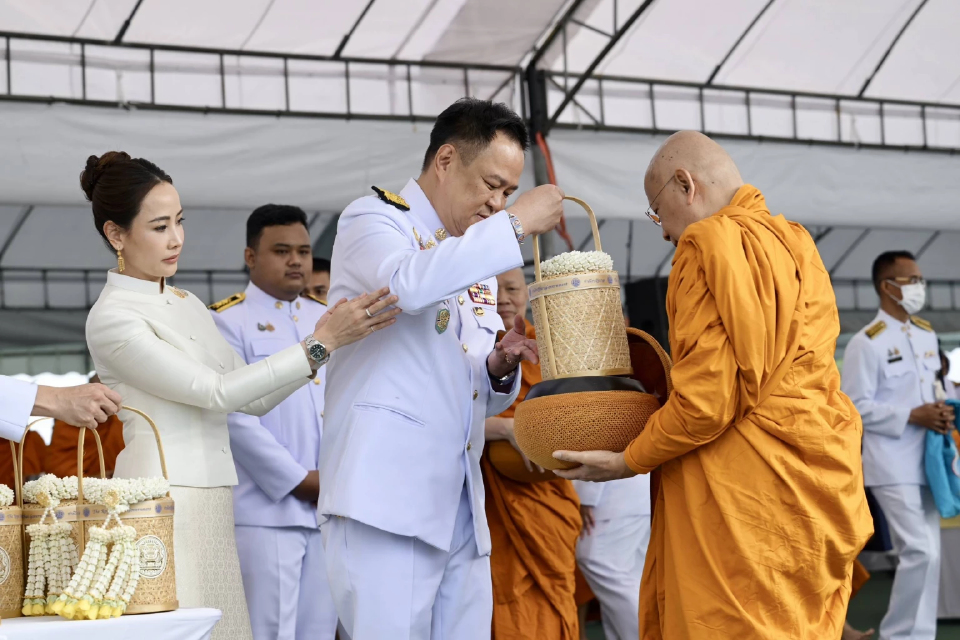 'นายกฯ' ทำบุญตักบาตรถวายพระราชกุศล วันคล้ายวันพระบรมราชสมภพ ร.9