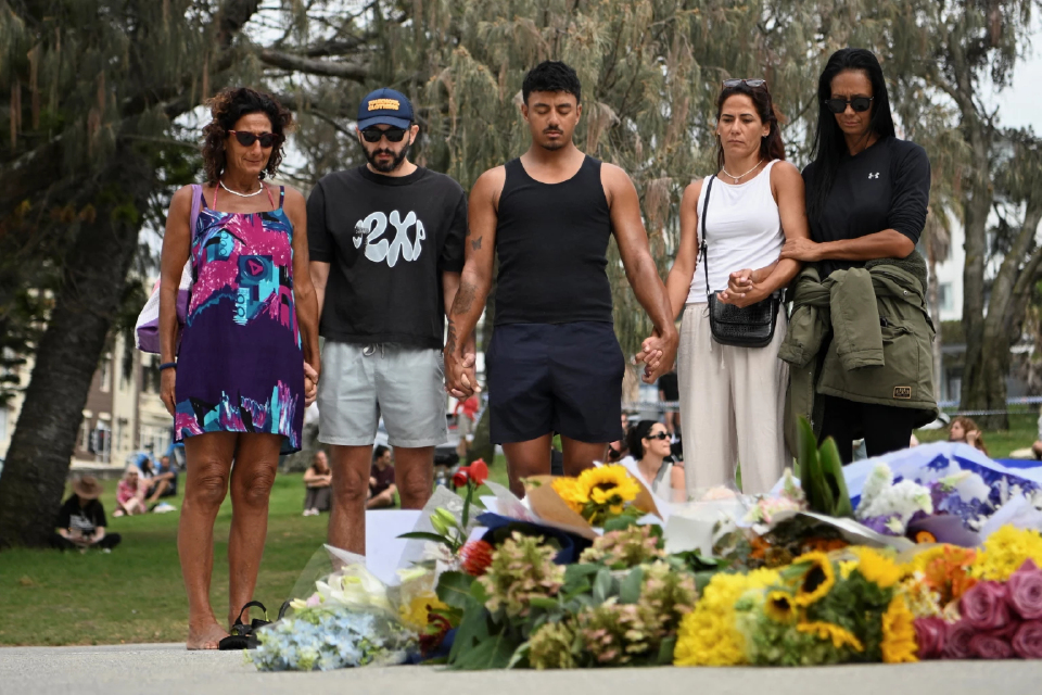 มือปืนสองพ่อลูกกราดยิงงานฉลองชาวยิวชายหาดซิดนีย์ดับ 15 ราย