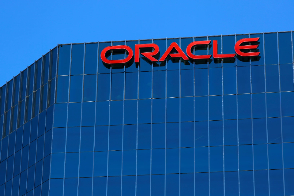 Oracle ดิ่งกว่า 10% ต้นทุน AI พุ่งแรง กระแสเงินสดติดลบ 3 แสนล้านบาท