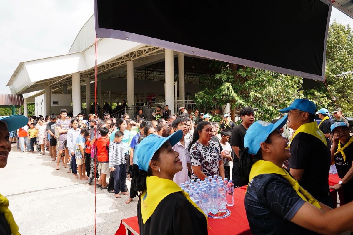 ตั้งโรงครัวพระราชทานที่เขาสมิง ช่วยผู้อพยพตราด แจกอาหารวันละ 3 มื้อ