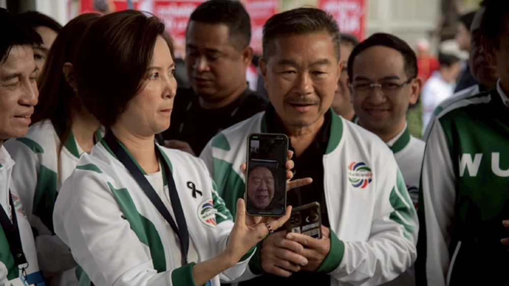 ‘ลุงป้อม’ วีดิโอคอลให้กำลังใจ แกนนำพปชร. จับเบอร์หาเสียงเลือกตั้ง