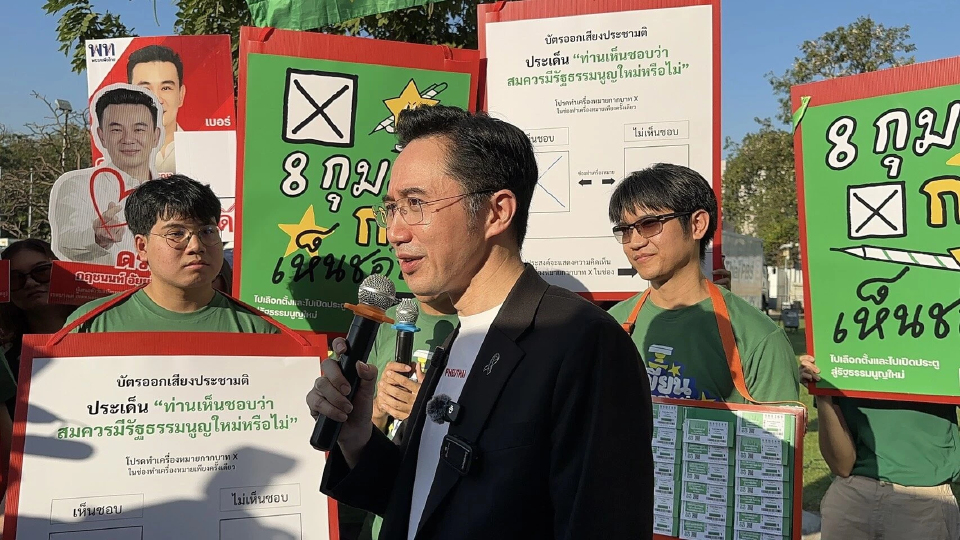 'ยศชนัน' สงวนท่าทีกาแผ่นป้าย iLaw รณรงค์แก้รธน. หวั่น กกต. เอาผิด