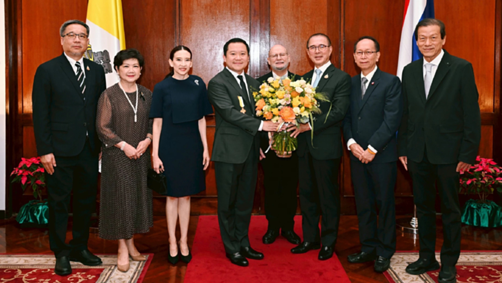 สมเด็จพระสันตะปาปาฯ พระราชทานเครื่องราชอิสริยาภรณ์ ให้แก่ ฐาปน สิริวัฒนภักดี
