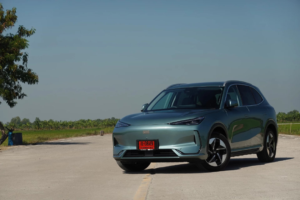 ‘จีลี อีเอ็กซ์ 5’ นั่งสบาย  ทางตรง ทางโค้งนิ่ง คลื่น ลอน เด้งเล็กน้อย