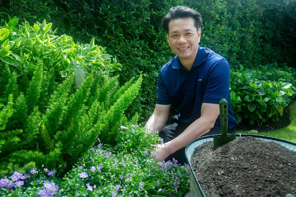 แลนด์ แอนด์ เฮ้าส์ พลิกขยะใบไม้ 218 ตัน สู่ดินปลูกลดคาร์บอน